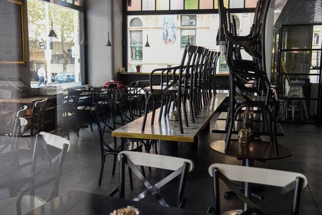 SYDNEY CORONAVIRUS COVID-19, Stacked tables and chairs are seen in a closed cafe after a nationwide shutdown of cafes, restaurants and licensed venues, in Sydney, Tuesday, March 24, 2020. A shutdown of non-essential services is in effect Australia wide in a bid to slow the spread of the coronavirus (COVID-19) disease, with the state of NSW recording 818 positive tested cases. ( NO ARCHIVING, EDITORIAL USE ONLY, NO USE IN BOOKS WITHOUT CONSENT SYDNEY NSW AUSTRALIA  Copyright: xBIANCAxDExMARCHIx 20200324001459043752