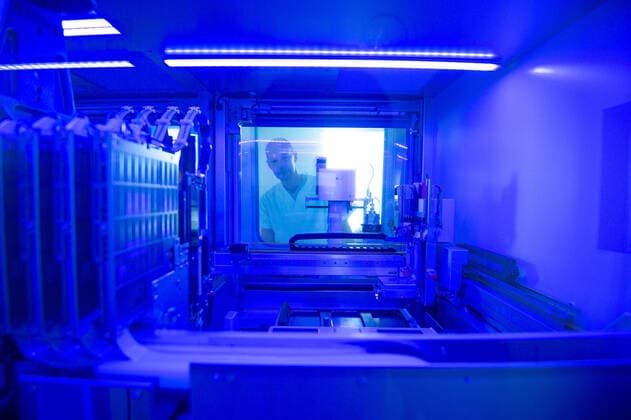 Coronavirus COVID 19 Blood Centre Stuttgart in the Hospital Blood samples are tested for the corona virus in a robot The automated process allows more samples to be analysed at the same time Dr Beate Luz Stuttgart Mitte Baden Württemberg Germany Copyright: xLeif-HendrikxPiechowskix