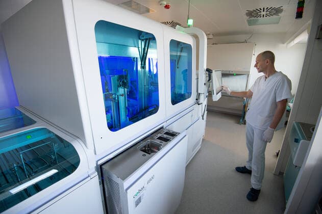 Coronavirus COVID 19 Blood Centre Stuttgart in the Hospital Blood samples are tested for the corona virus in a robot The automated process allows more samples to be analysed at the same time Dr Beate Luz Stuttgart Mitte Baden Württemberg Germany Copyright: xLeif-HendrikxPiechowskix