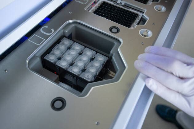 Coronavirus COVID 19 Blood Centre Stuttgart in the Hospital Blood samples are tested for the corona virus in a robot The automated process allows more samples to be analysed at the same time Dr Beate Luz Stuttgart Mitte Baden Württemberg Germany Copyright: xLeif-HendrikxPiechowskix