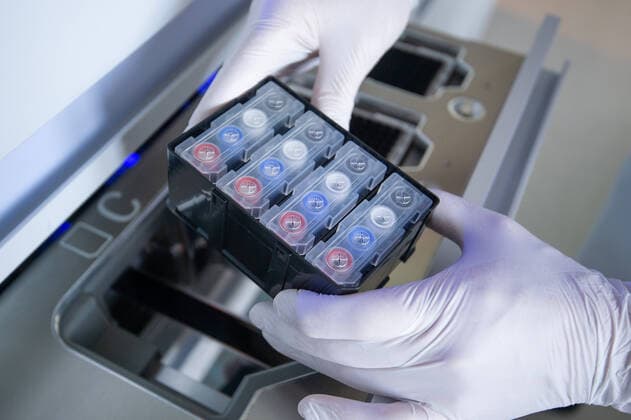 Coronavirus COVID 19 Blood Centre Stuttgart in the Hospital Blood samples are tested for the corona virus in a robot The automated process allows more samples to be analysed at the same time Dr Beate Luz Stuttgart Mitte Baden Württemberg Germany Copyright: xLeif-HendrikxPiechowskix