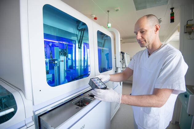 Coronavirus COVID 19 Blood Centre Stuttgart in the Hospital Blood samples are tested for the corona virus in a robot The automated process allows more samples to be analysed at the same time Dr Beate Luz Stuttgart Mitte Baden Württemberg Germany Copyright: xLeif-HendrikxPiechowskix