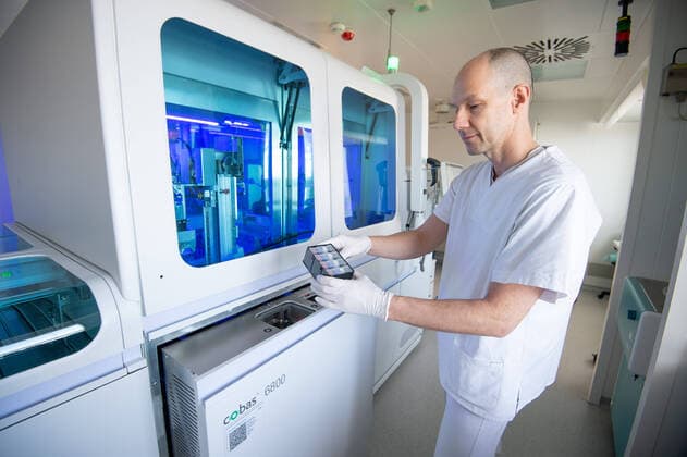 Coronavirus COVID 19 Blood Centre Stuttgart in the Hospital Blood samples are tested for the corona virus in a robot The automated process allows more samples to be analysed at the same time Dr Beate Luz Stuttgart Mitte Baden Württemberg Germany Copyright: xLeif-HendrikxPiechowskix