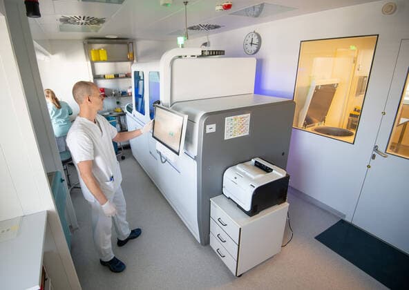 Coronavirus COVID 19 Blood Centre Stuttgart in the Hospital Blood samples are tested for the corona virus in a robot The automated process allows more samples to be analysed at the same time Dr Beate Luz Stuttgart Mitte Baden Württemberg Germany Copyright: xLeif-HendrikxPiechowskix