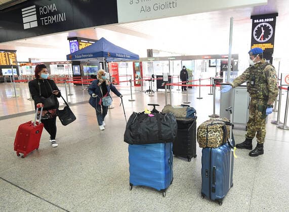 (200323) -- ROME, March 23, 2020 (Xinhua) -- An Italian soldier is on duty at Roma Termini railway station in Rome, Italy, on March 23, 2020. The COVID-19 pandemic had claimed 6,077 lives in locked down Italy by Monday, with the cumulative number of confirmed cases reaching 63,927, according to new figures released by the Civil Protection Department. (Photo by Augusto Casasoli Xinhua) ITALY-ROME-COVID-19-CASES 
