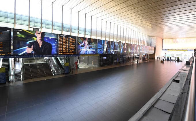 News Bilder des Tages (200323) -- ROME, March 23, 2020 (Xinhua) -- Photo taken on March 23, 2020 shows the almost-empty Roma Termini railway station in Rome, Italy. The COVID-19 pandemic had claimed 6,077 lives in locked down Italy by Monday, with the cumulative number of confirmed cases reaching 63,927, according to new figures released by the Civil Protection Department. (Photo by Augusto Casasoli Xinhua) ITALY-ROME-COVID-19-CASES 