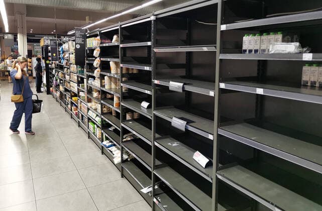 News Bilder des Tages (200324) -- JOHANNESBURG, March 24, 2020 -- People shop in a supermarket in Johannesburg, South Africa, March 23, 2020. As cases of COVID-19 passed the 400 mark on Monday, South African President Cyril Ramaphosa said a countrywide lockdown would be implemented on Thursday. The 21-day lockdown would last until April 16, the president announced in Pretoria. ) SOUTH AFRICA-JOHANNESBURG-COVID-19 ChenxCheng 