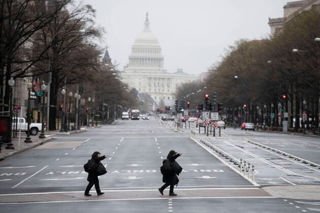 (200324) -- WASHINGTON D.C., March 24, 2020 (Xinhua) -- Photo taken on March 23, 2020 shows two pedestrians walking on a nearly empty street in Washington D.C., the United States. U.S. Vice President Mike Pence said on Monday that 313,000 coronavirus tests have been completed in the United States, and more than 41,000 tests were positive. (Xinhua Liu Jie) U.S.-WASHINGTON D.C.-COVID-19-CONFIRMED CASES 