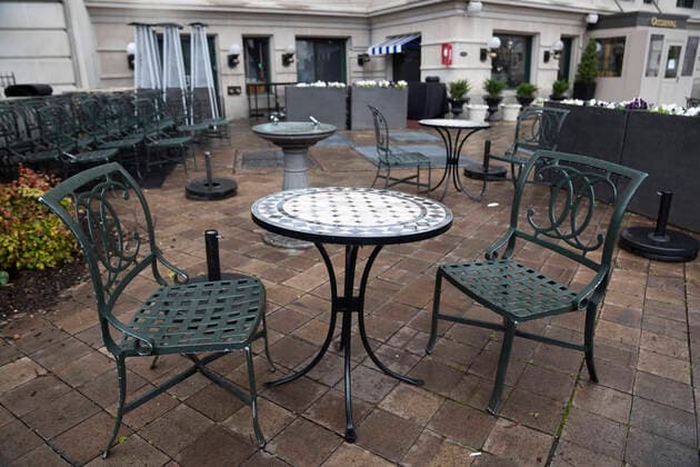 (200324) -- WASHINGTON D.C., March 24, 2020 (Xinhua) -- Photo taken on March 23, 2020 shows empty chairs of a closed restaurant in Washington D.C., the United States. U.S. Vice President Mike Pence said on Monday that 313,000 coronavirus tests have been completed in the United States, and more than 41,000 tests were positive. (Xinhua Liu Jie) U.S.-WASHINGTON D.C.-COVID-19-CONFIRMED CASES 
