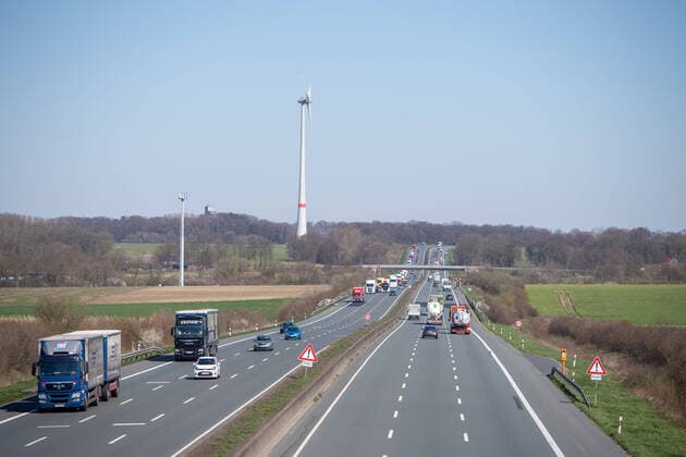 Traffic has reduced after Sundays restrictions on the A2 motorway, Feature, general, edge motif, A2 motorway, on 23 03 2020 near Beckum Germany