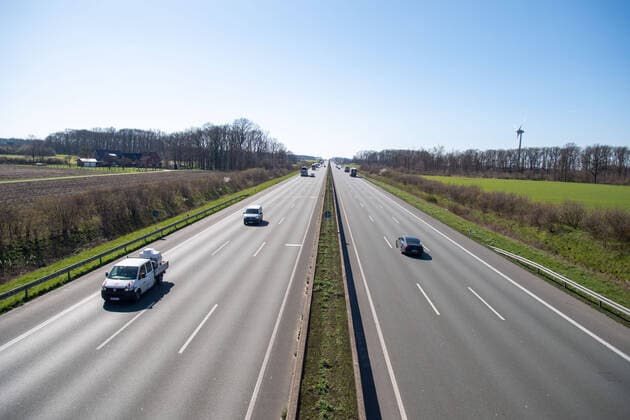 Traffic has reduced after Sundays restrictions on the A2 motorway, Feature, general, edge motif, A2 motorway, on 23 03 2020 near Beckum Germany