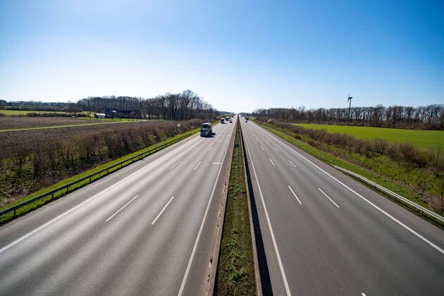 Traffic has reduced after Sundays restrictions on the A2 motorway, Feature, general, edge motif, A2 motorway, on 23 03 2020 near Beckum Germany