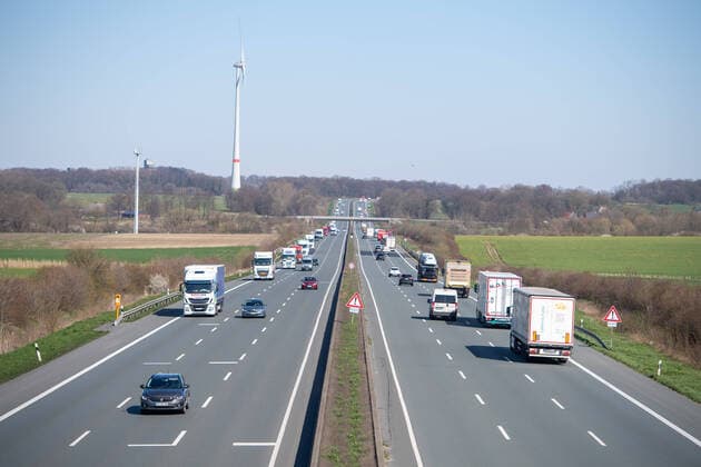 Traffic has reduced after Sundays restrictions on the A2 motorway, Feature, general, edge motif, A2 motorway, on 23 03 2020 near Beckum Germany