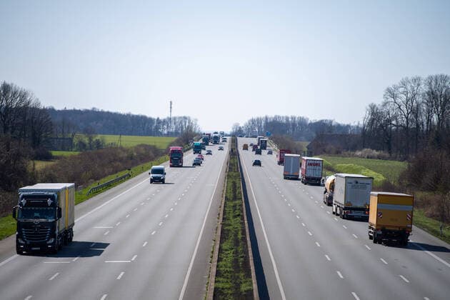 Traffic has reduced after Sundays restrictions on the A2 motorway, Feature, general, edge motif, A2 motorway, on 23 03 2020 near Beckum Germany