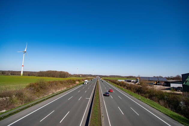 Traffic has reduced after Sundays restrictions on the A2 motorway, Feature, general, edge motif, A2 motorway, on 23 03 2020 near Beckum Germany