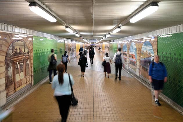 AUSTRALIA CORONAVIRUS COVID-19, Pedestrians pass through Central Station in Sydney, Tuesday, March 24, 2020. A shutdown of non-essential services is in effect Australia wide in a bid to slow the spread of the coronavirus (COVID-19) disease, with the state of NSW recording 818 positive tested cases. ( NO ARCHIVING, EDITORIAL USE ONLY, NO USE IN BOOKS WITHOUT CONSENT SYDNEY NSW AUSTRALIA  Copyright: xJOELxCARRETTx 20200324001459068861