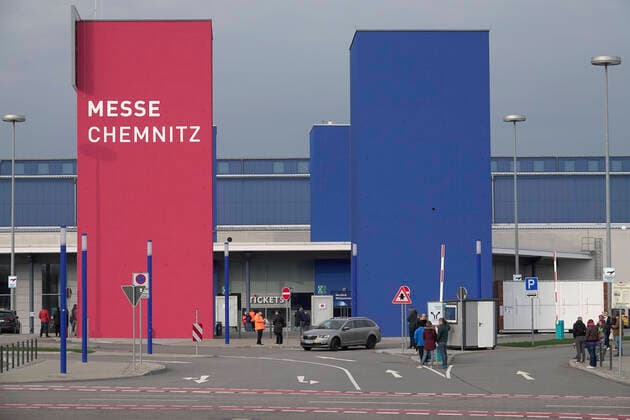 Corona Ambulanz works 17 03 2020, Chemnitz, Messeplatz 1, the Corona Anbulanz in the Chemnitz Exhibition Centre, starts working, since 8 am dozens of people have been standing at the admission points to be examined Chemnitz Saxony FRG