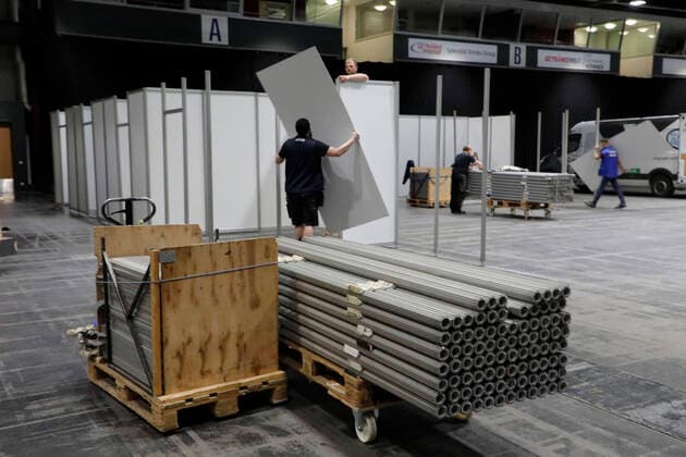 Zentrales Behandlungszentrum 14.03.2020, Chemnitz, Messe Arena, Gesundheitswesen, Medizin, Pandemie, Corona- Virus In Chemnitz wird in der auf Grund der Verfügung der Stadt Chemnitz zur Zeit ungenutzten Messe Arena ein Erstbehandlungszentrum für Corona- Verdachtsfälle errichtet. In der nächsten Woche wird bekanntgegeben, ab wann die Einrichtung arbeitet. Es werden Ärzte und medizinisches Personal vor Ort Corona- Patienten untersuchen und entsprechende Behandlungen anweisen. Zur Zeit werden einzelne Behandlungskabinen in der Veranstaltungshalle durch Mitarbeiter des Messebaus errichtet. Ausserdem werden in den nächsten Stunden noch Feldbetten aufgebaut. Man bereitet sich damit auf einen eventuellen Massenanfall von Erkrankten vor. Es sollen damit auch Ärzte und Arztpraxen entlastet werden. Vor Ort sind Bürgermeister Sven Schulze, (recht