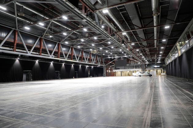 Zentrales Behandlungszentrum 14.03.2020, Chemnitz, Messe Arena, Gesundheitswesen, Medizin, Pandemie, Corona- Virus In Chemnitz wird in der auf Grund der Verfügung der Stadt Chemnitz zur Zeit ungenutzten Messe Arena ein Erstbehandlungszentrum für Corona- Verdachtsfälle errichtet. In der nächsten Woche wird bekanntgegeben, ab wann die Einrichtung arbeitet. Es werden Ärzte und medizinisches Personal vor Ort Corona- Patienten untersuchen und entsprechende Behandlungen anweisen. Zur Zeit werden einzelne Behandlungskabinen in der Veranstaltungshalle durch Mitarbeiter des Messebaus errichtet. Ausserdem werden in den nächsten Stunden noch Feldbetten aufgebaut. Man bereitet sich damit auf einen eventuellen Massenanfall von Erkrankten vor. Es sollen damit auch Ärzte und Arztpraxen entlastet werden. Bitte Persoenlichkeitsrechte der abgebildeten