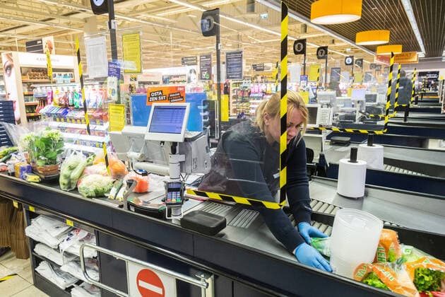 Tallinn, 23.03.2020 Maxima ehitas kassiiridele turvaseinad. Maxima are putting up plexiglass shields to protect cashiers and customers from possibly infecting each other with the novel coronavirus. coronavirus pandemic, Emergency situation vs. state of emergency. Foto: Konstantin Sednev Postimees Grupp Tallinn Harjumaa Estonia  Copyright: xKonstantinxSednevx