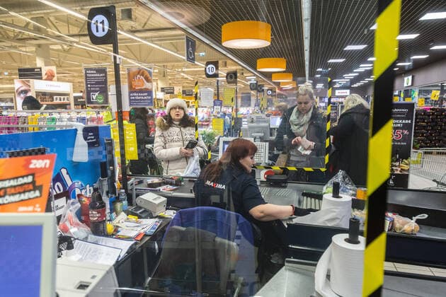 Tallinn, 23.03.2020 Maxima ehitas kassiiridele turvaseinad. Maxima are putting up plexiglass shields to protect cashiers and customers from possibly infecting each other with the novel coronavirus. coronavirus pandemic, Emergency situation vs. state of emergency. Foto: Konstantin Sednev Postimees Grupp Tallinn Harjumaa Estonia  Copyright: xKonstantinxSednevx