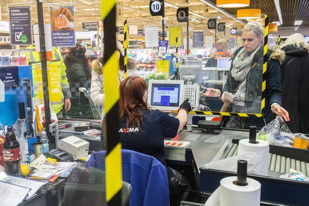 Tallinn, 23.03.2020 Maxima ehitas kassiiridele turvaseinad. Maxima are putting up plexiglass shields to protect cashiers and customers from possibly infecting each other with the novel coronavirus. coronavirus pandemic, Emergency situation vs. state of emergency. Foto: Konstantin Sednev Postimees Grupp Tallinn Harjumaa Estonia  Copyright: xKonstantinxSednevx