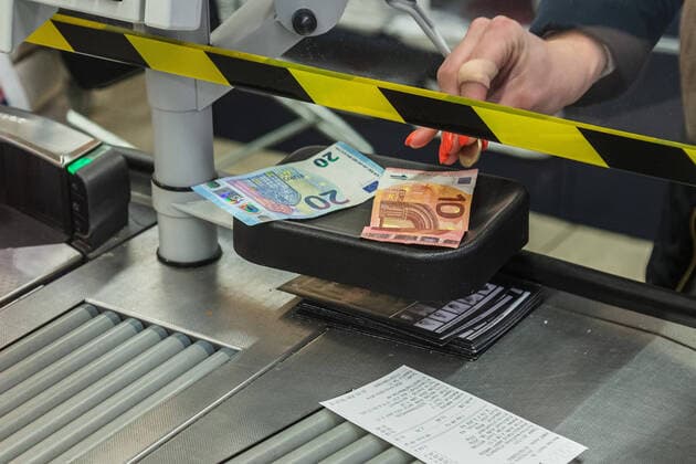 Tallinn, 23.03.2020 Maxima ehitas kassiiridele turvaseinad. Maxima are putting up plexiglass shields to protect cashiers and customers from possibly infecting each other with the novel coronavirus. coronavirus pandemic, Emergency situation vs. state of emergency. Foto: Konstantin Sednev Postimees Grupp Tallinn Harjumaa Estonia  Copyright: xKonstantinxSednevx