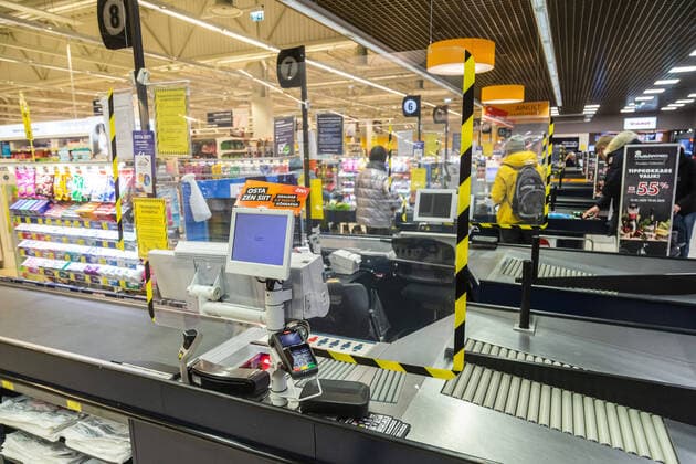 Tallinn, 23.03.2020 Maxima ehitas kassiiridele turvaseinad. Maxima are putting up plexiglass shields to protect cashiers and customers from possibly infecting each other with the novel coronavirus. coronavirus pandemic, Emergency situation vs. state of emergency. Foto: Konstantin Sednev Postimees Grupp Tallinn Harjumaa Estonia  Copyright: xKonstantinxSednevx