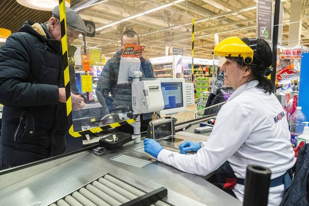 Tallinn, 23.03.2020 Maxima ehitas kassiiridele turvaseinad. Maxima are putting up plexiglass shields to protect cashiers and customers from possibly infecting each other with the novel coronavirus. coronavirus pandemic, Emergency situation vs. state of emergency. Foto: Konstantin Sednev Postimees Grupp Tallinn Harjumaa Estonia  Copyright: xKonstantinxSednevx
