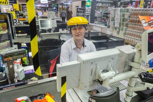 Tallinn, 23.03.2020 Maxima ehitas kassiiridele turvaseinad. Maxima are putting up plexiglass shields to protect cashiers and customers from possibly infecting each other with the novel coronavirus. coronavirus pandemic, Emergency situation vs. state of emergency. Foto: Konstantin Sednev Postimees Grupp Tallinn Harjumaa Estonia  Copyright: xKonstantinxSednevx