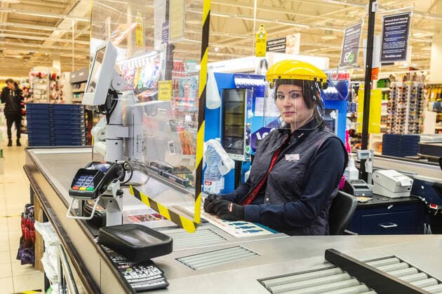 Tallinn, 23.03.2020 Maxima ehitas kassiiridele turvaseinad. Maxima are putting up plexiglass shields to protect cashiers and customers from possibly infecting each other with the novel coronavirus. coronavirus pandemic, Emergency situation vs. state of emergency. Foto: Konstantin Sednev Postimees Grupp Tallinn Harjumaa Estonia  Copyright: xKonstantinxSednevx