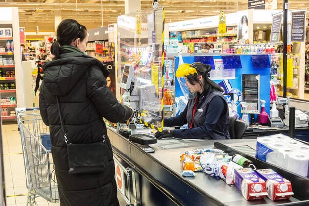 Tallinn, 23.03.2020 Maxima ehitas kassiiridele turvaseinad. Maxima are putting up plexiglass shields to protect cashiers and customers from possibly infecting each other with the novel coronavirus. coronavirus pandemic, Emergency situation vs. state of emergency. Foto: Konstantin Sednev Postimees Grupp Tallinn Harjumaa Estonia  Copyright: xKonstantinxSednevx