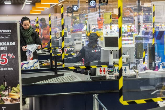 Tallinn, 23.03.2020 Maxima ehitas kassiiridele turvaseinad. Maxima are putting up plexiglass shields to protect cashiers and customers from possibly infecting each other with the novel coronavirus. coronavirus pandemic, Emergency situation vs. state of emergency. Foto: Konstantin Sednev Postimees Grupp Tallinn Harjumaa Estonia  Copyright: xKonstantinxSednevx