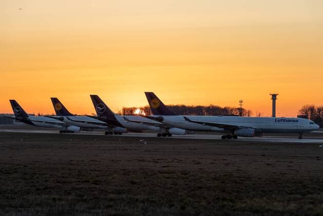 Frankfurt am Main, Northwest runway, 24 03 2020, Lufthansa aircraft parked on the northwest runway, A runway as a parking lot for Lufthansa aircraft on the northwest runway Frankfurt am Main Northwest runway Hessen Germany