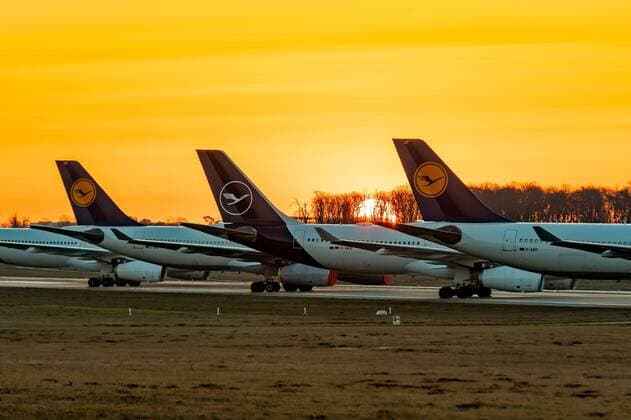 Frankfurt am Main, Northwest runway, 24 03 2020, Lufthansa aircraft parked on the northwest runway, A runway as a parking lot for Lufthansa aircraft on the northwest runway Frankfurt am Main Northwest runway Hessen Germany