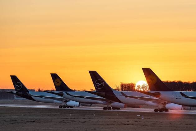Frankfurt am Main, Northwest runway, 24 03 2020, Lufthansa aircraft parked on the northwest runway, A runway as a parking lot for Lufthansa aircraft on the northwest runway Frankfurt am Main Northwest runway Hessen Germany