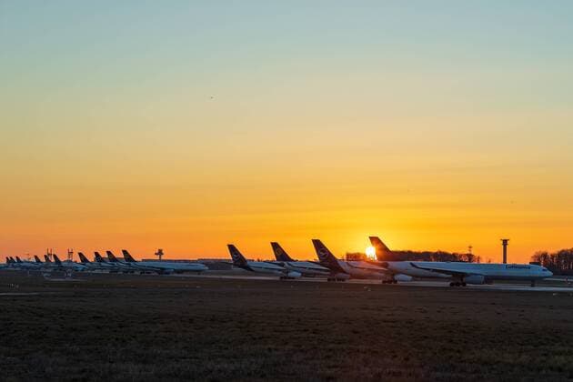 Frankfurt am Main, Northwest runway, 24 03 2020, Lufthansa aircraft parked on the northwest runway, A runway as a parking lot for Lufthansa aircraft on the northwest runway Frankfurt am Main Northwest runway Hessen Germany