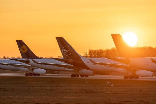 Frankfurt am Main, Northwest runway, 24 03 2020, Lufthansa aircraft parked on the northwest runway, A runway as a parking lot for Lufthansa aircraft on the northwest runway Frankfurt am Main Northwest runway Hessen Germany