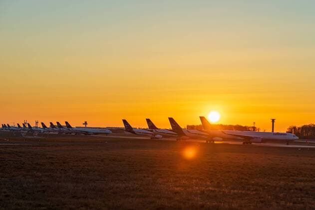 Frankfurt am Main, Northwest runway, 24 03 2020, Lufthansa aircraft parked on the northwest runway, A runway as a parking lot for Lufthansa aircraft on the northwest runway Frankfurt am Main Northwest runway Hessen Germany