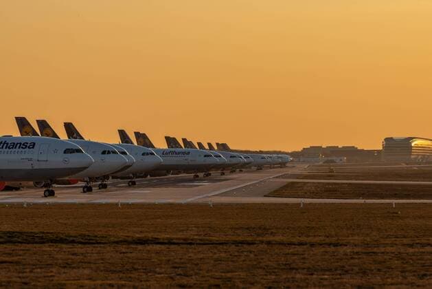 Frankfurt am Main, Northwest runway, 24 03 2020, Lufthansa aircraft parked on the northwest runway, A runway as a parking lot for Lufthansa aircraft on the northwest runway Frankfurt am Main Northwest runway Hessen Germany