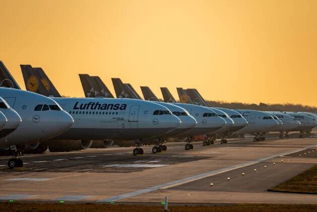 Frankfurt am Main, Northwest runway, 24 03 2020, Lufthansa aircraft parked on the northwest runway, A runway as a parking lot for Lufthansa aircraft on the northwest runway Frankfurt am Main Northwest runway Hessen Germany