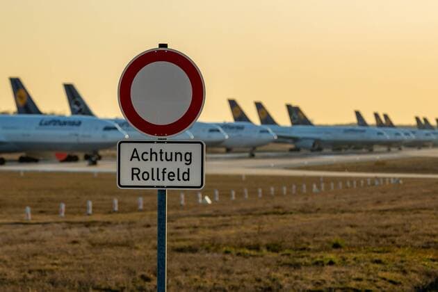 Frankfurt am Main, Northwest runway, 24 03 2020, Lufthansa aircraft parked on the northwest runway, A runway as a parking lot for Lufthansa aircraft on the northwest runway Frankfurt am Main Northwest runway Hessen Germany