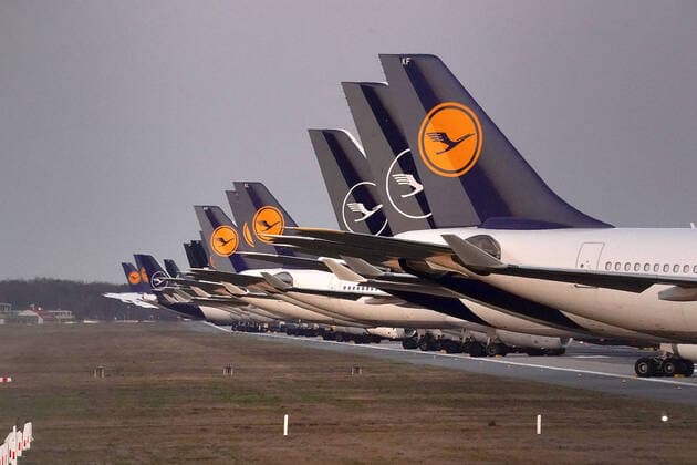 Corona Virus 23 03 2020, Airport, Frankfurt, Corona Virus , in the picture Parked Lufthansa aircraft on the northwest runway, A runway as parking area for Lufthansa aircraft on the northwest runway Frankfurt am Main nordphotoxHasan Bratic nph00250