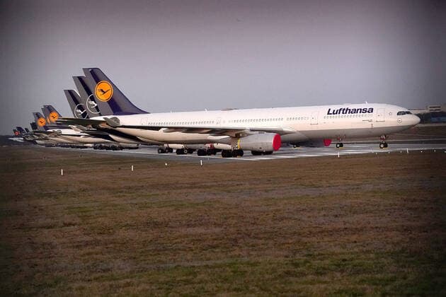 Corona Virus 23 03 2020, Airport, Frankfurt, Corona Virus , in the picture Parked Lufthansa aircraft on the northwest runway, A runway as parking area for Lufthansa aircraft on the northwest runway Frankfurt am Main nordphotoxHasan Bratic nph00250