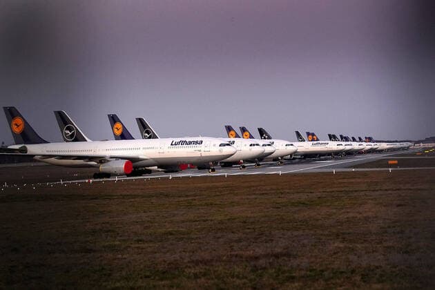 Corona Virus 23 03 2020, Airport, Frankfurt, Corona Virus , in the picture Parked Lufthansa aircraft on the northwest runway, A runway as parking area for Lufthansa aircraft on the northwest runway Frankfurt am Main nordphotoxHasan Bratic nph00250
