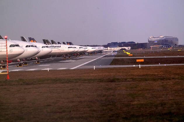 Corona Virus 23 03 2020, Airport, Frankfurt, Corona Virus , in the picture Parked Lufthansa aircraft on the northwest runway, A runway as parking area for Lufthansa aircraft on the northwest runway Frankfurt am Main nordphotoxHasan Bratic nph00250