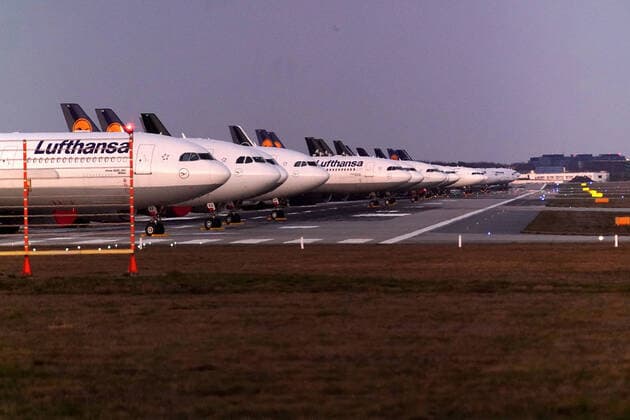 Corona Virus 23 03 2020, Airport, Frankfurt, Corona Virus , in the picture Parked Lufthansa aircraft on the northwest runway, A runway as parking area for Lufthansa aircraft on the northwest runway Frankfurt am Main nordphotoxHasan Bratic nph00250