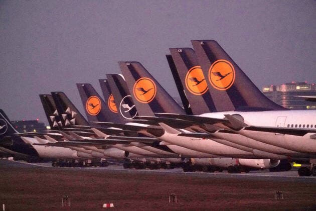 Corona Virus 23 03 2020, Airport, Frankfurt, Corona Virus , in the picture Parked Lufthansa aircraft on the northwest runway, A runway as parking area for Lufthansa aircraft on the northwest runway Frankfurt am Main nordphotoxHasan Bratic nph00250