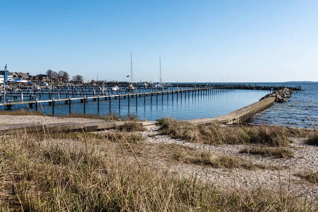 Kieler Bucht Strande In beautiful spring weather in March almost deserted promenades, the population largely adheres to the guidelines of the government Strande Schleswig Holstein Germany
