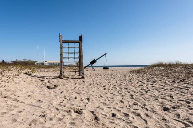 Kieler Bucht Strande In beautiful spring weather in March almost deserted promenades, the population largely adheres to the guidelines of the government Strande Schleswig Holstein Germany